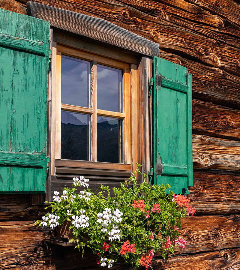 Fenster einer Holzhütte
