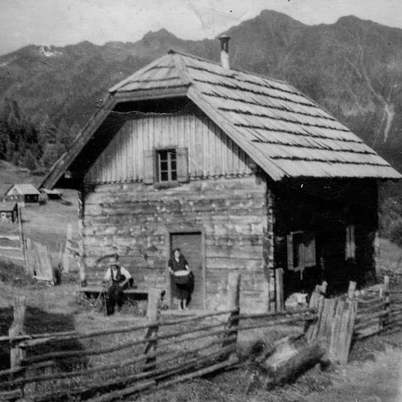 Schwarz-Weiß-Foto einer Almhütte